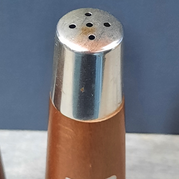 Vintage Wood Silvertone Caps Danish Style Graduated Salt & Pepper Shakers - Picture 5 of 10